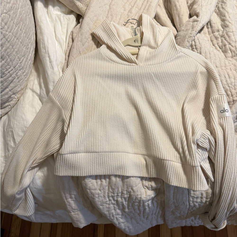 ALO Yoga Women's Ivory Muse set - small